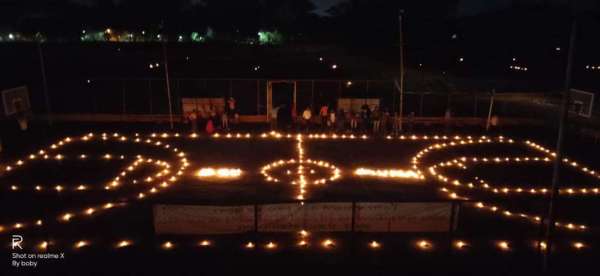 आतिशबाजी और पटाखों से गूंजा शहर, बिजली की रोशनी से जगमगाए घर और प्रतिष्ठान