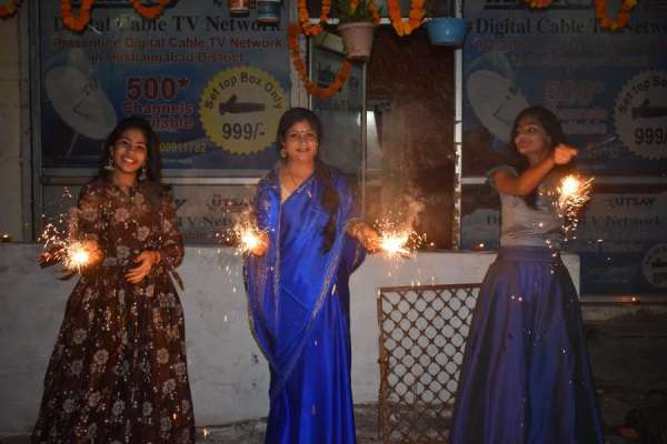 आतिशबाजी और पटाखों से गूंजा शहर, बिजली की रोशनी से जगमगाए घर और प्रतिष्ठान