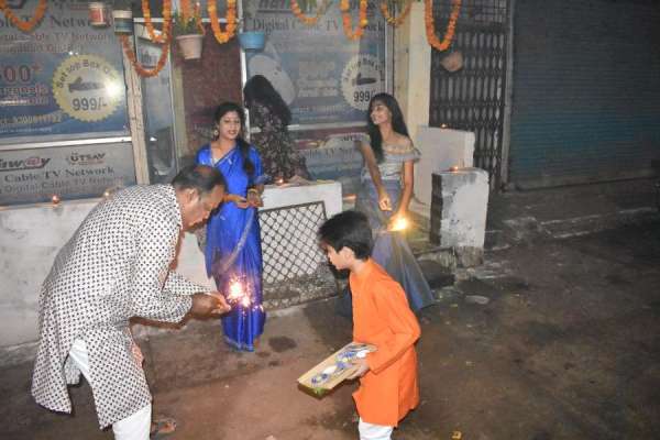 आतिशबाजी और पटाखों से गूंजा शहर, बिजली की रोशनी से जगमगाए घर और प्रतिष्ठान