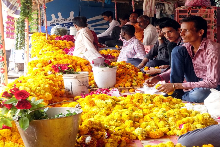 महालक्ष्मी को रिझाने के लिए फूलों की बम्पर बिक्री