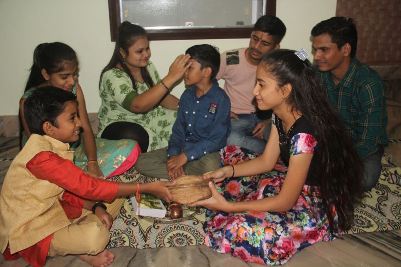 दीपोत्सव के अंतिम दिन हर्षोल्लास से मनाया भाई दूज का पर्व, बहनों ने तिलक लगाकर की भाइयों की लंबी उम्र की कामना