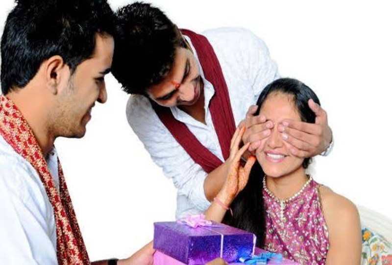 Give Bahna a gift so that the face blossoms