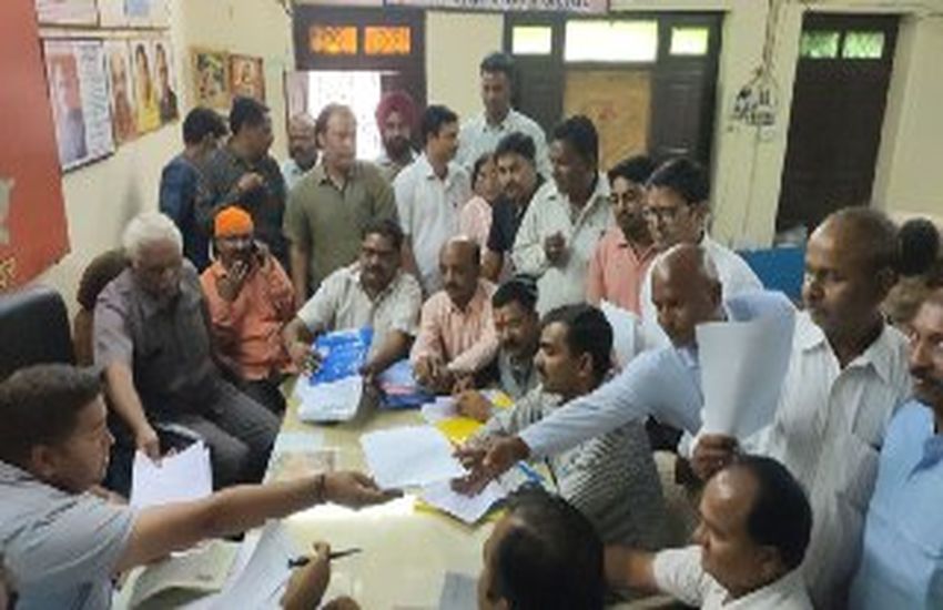नगर निकाय चुनाव: टिकट को लेकर चुनावी संग्राम शुरू, कार्यालयों पर टिकटार्थियों का लगा मेला