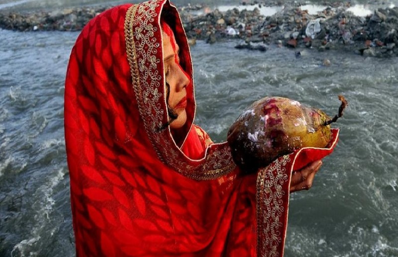 भगवान सूर्य को अर्ध्य दान