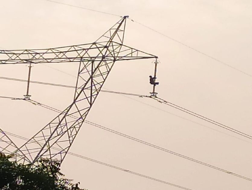 Drunk Men Climb On Electric Tower In Alwar