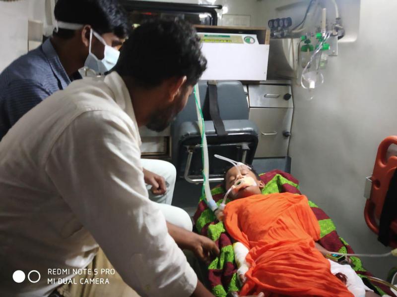 दिवाली के दिन बुझने वाला था एक गरीब परिवार का दीपक तभी लोगों ने चारों तरफ से लगा दिए मदद के हाथ और बच गई बच्चे की जान