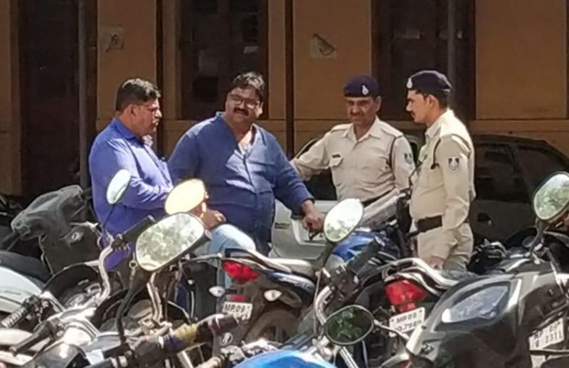 VIDEO : पुलिस पर हमला करने वाले भाजपा नेता ने थाने में किया सरेंडर!