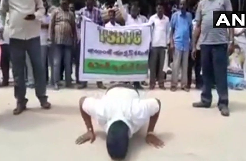 TSRTC कर्मचारियों का अनोखा प्रदर्शन, जमीन पर नाक रगड़कर निकाली रैली