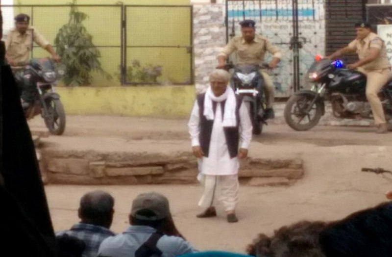 पुलिस की गिरफ्त से बचा यह फेमस एक्टर