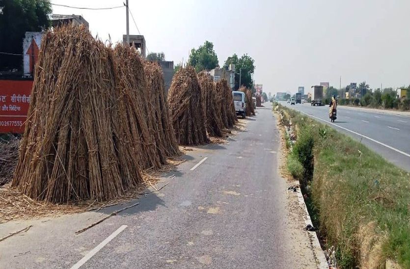 हाइवे सर्विस लाइन पर कड़बी लगा किया अतिक्रमण