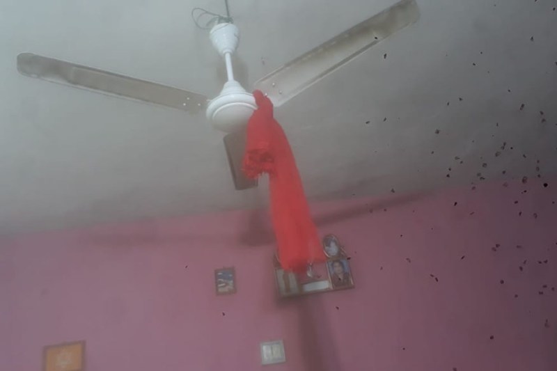 मां चिल्लाती रही टेलर ने खुद को कमरे मे बंद कर लगाई फांसी