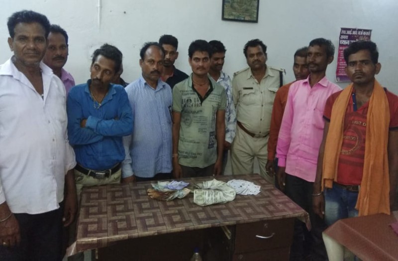 पुलिस को देखते ही भागने लगे गैम्बलर, घेराबंदी करते हुए पुलिस ने दौड़ा-दौड़ाकर पकड़ा