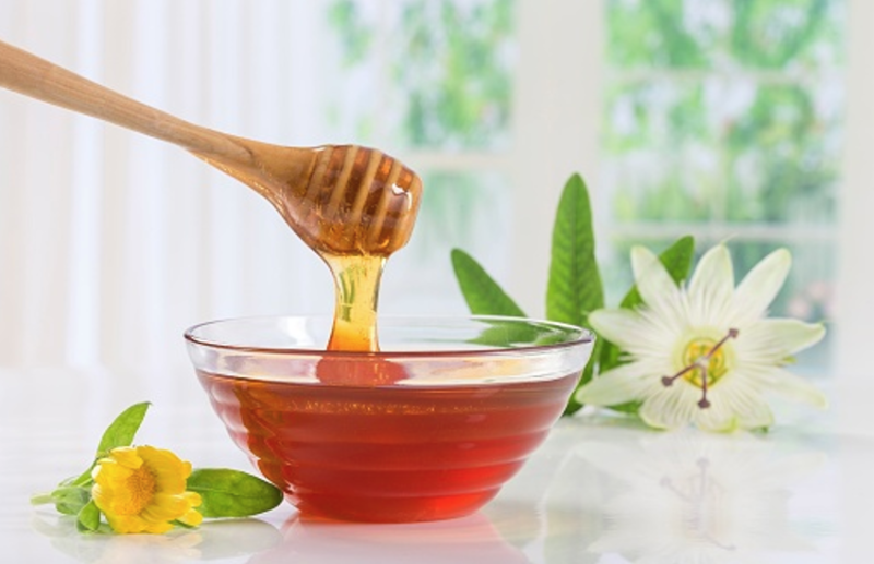 गुणों की खान है शहद, अनिद्रा दूर कर लाता त्वचा में निखार
