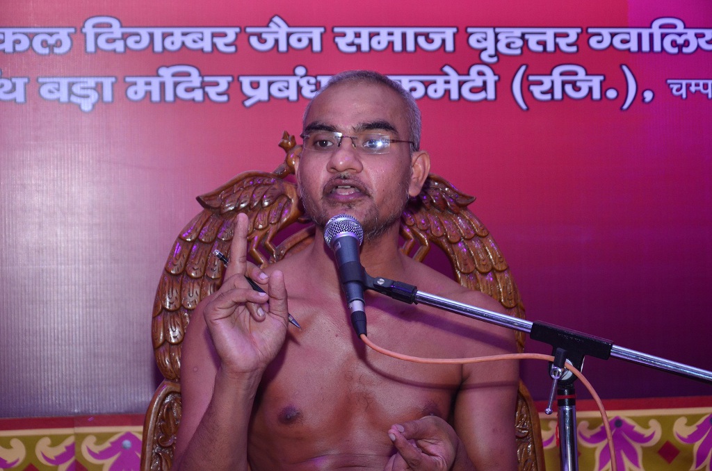 मानव को मोमबत्ती, सुई की तरह जीवन बिताना चाहिए: मुनिश्री