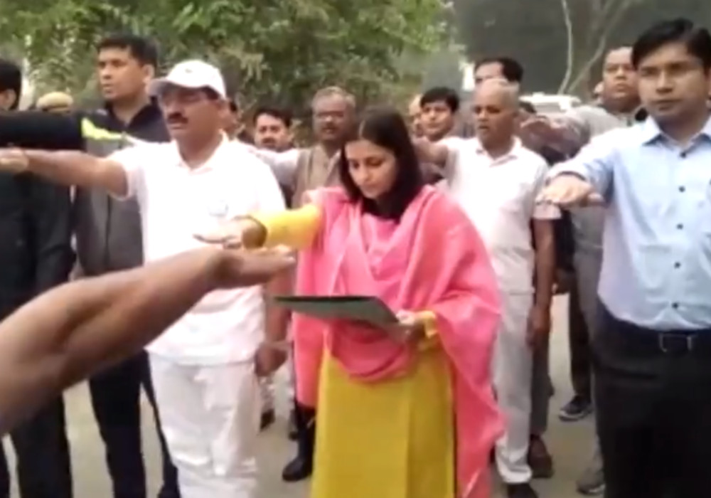 जिलाधिकारी मोनिका रानी ने कसम दिलाकर एकता दौड़ को दिखाई झंडी