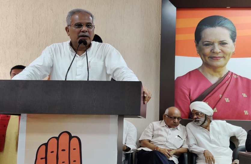 मुख्यमंत्री भूपेश बघेल ने तंज कसते हुए पूछा, सावरकर को वीर की उपाधि किसने दी