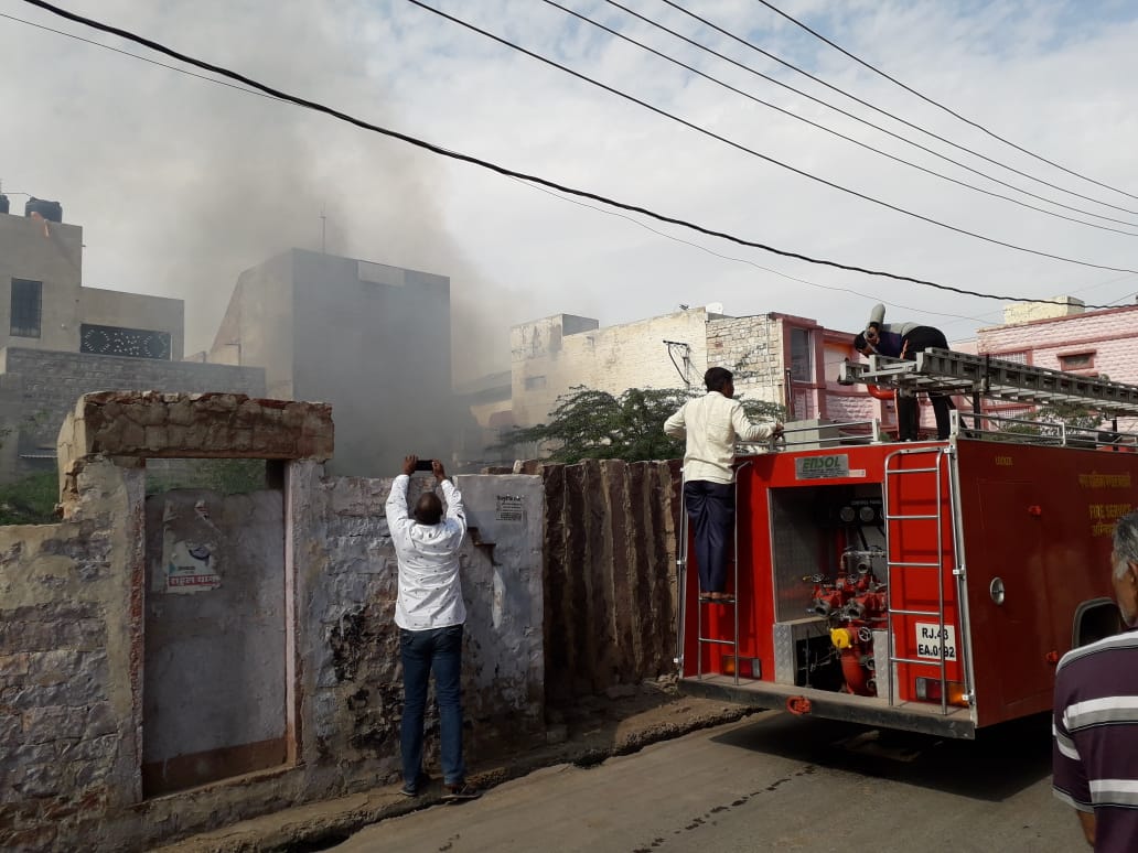 फलोदी. आग लगने के बाद मौके पर पहुची दमकल