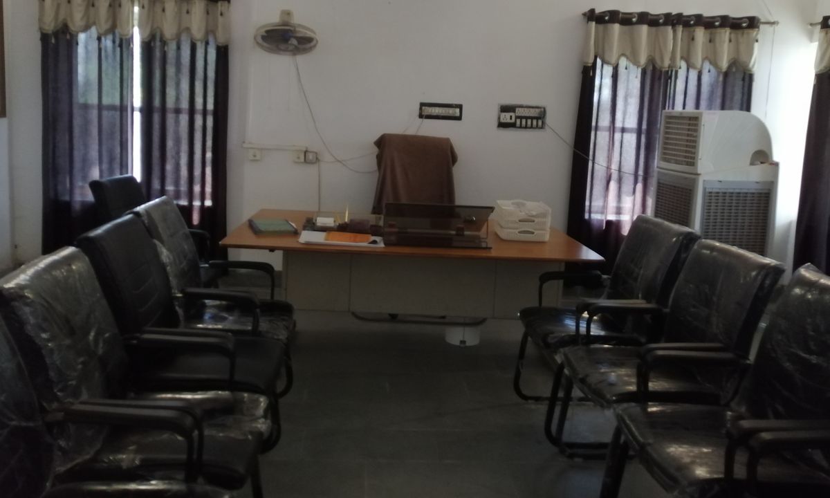 सरकारी कार्यालयों में अब भी पसरा है त्योहार का खुमार!