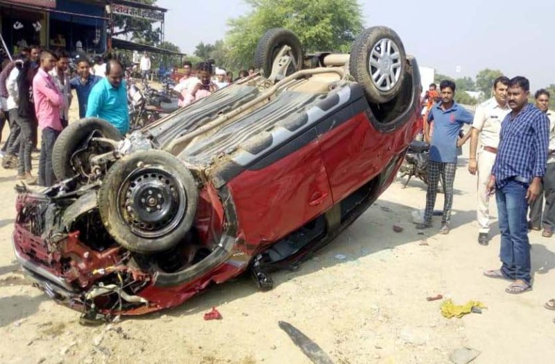 तेज रफ्तार से आई कार ने बाइक के मारी टक्कर, हादसे के बाद अनियंत्रित होकर पलटी कार, 7 जने हुए घायल