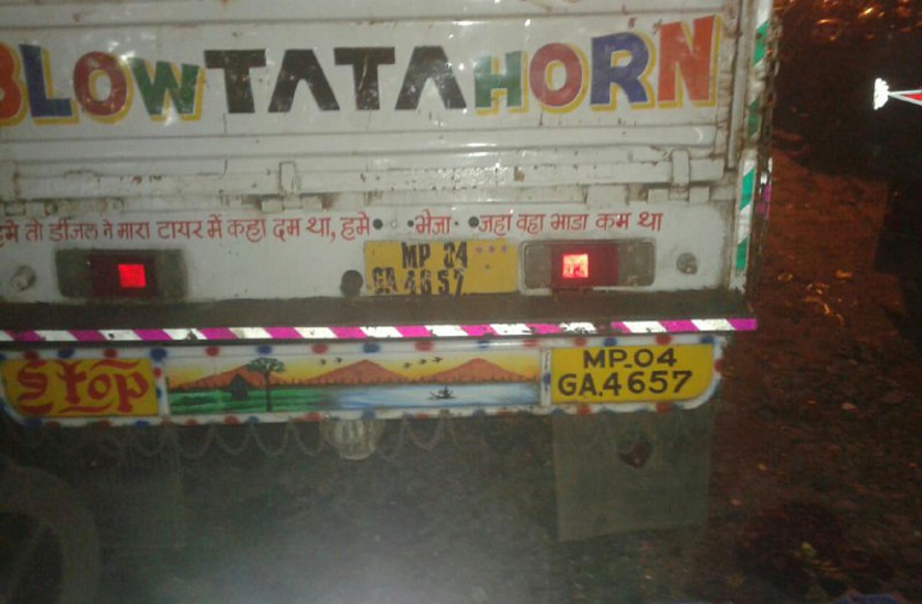 ऑटो ने बाइक सवार तीन युवकों को कट मारा, सामने से आ रहे लोडिंग वाहन से टकराए, दो की मौत