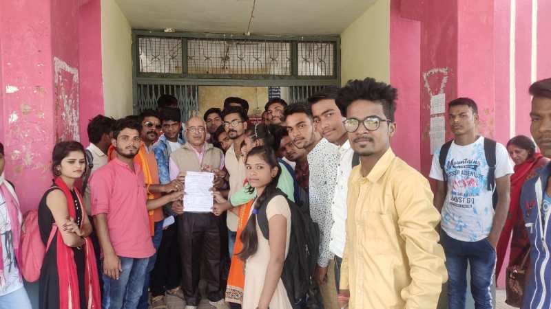 हटा कॉलेज में ड्रेस कोड लागू करने सौंपा ज्ञापन
