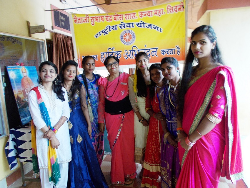 रंगारंग कार्यक्रम के बीच कन्या महाविद्यालय में हुआ स्थापना दिवस