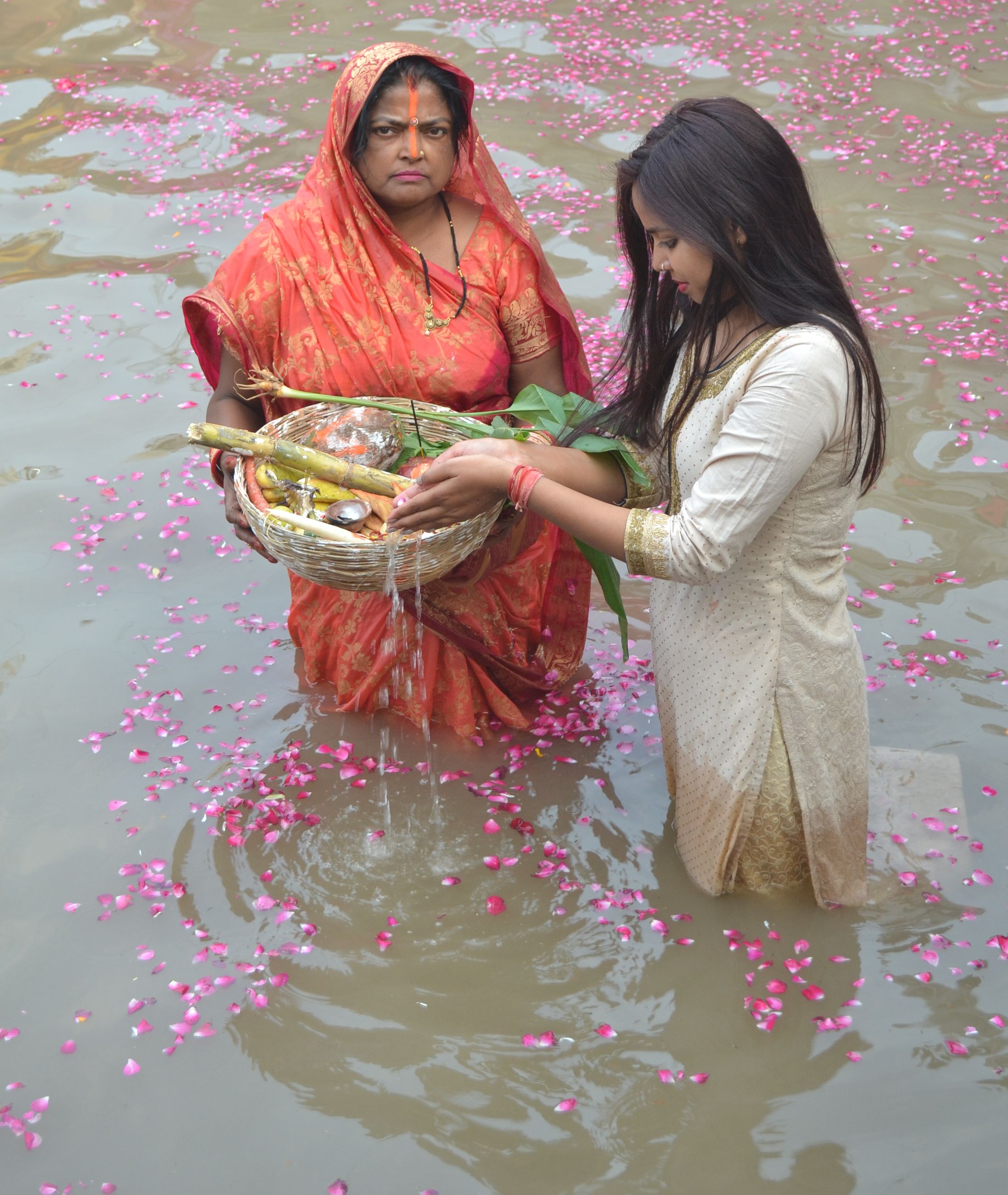 Chhath festival : महिलाओं में अस्त होते सूरज की पूजा…..देखिए वीडियो