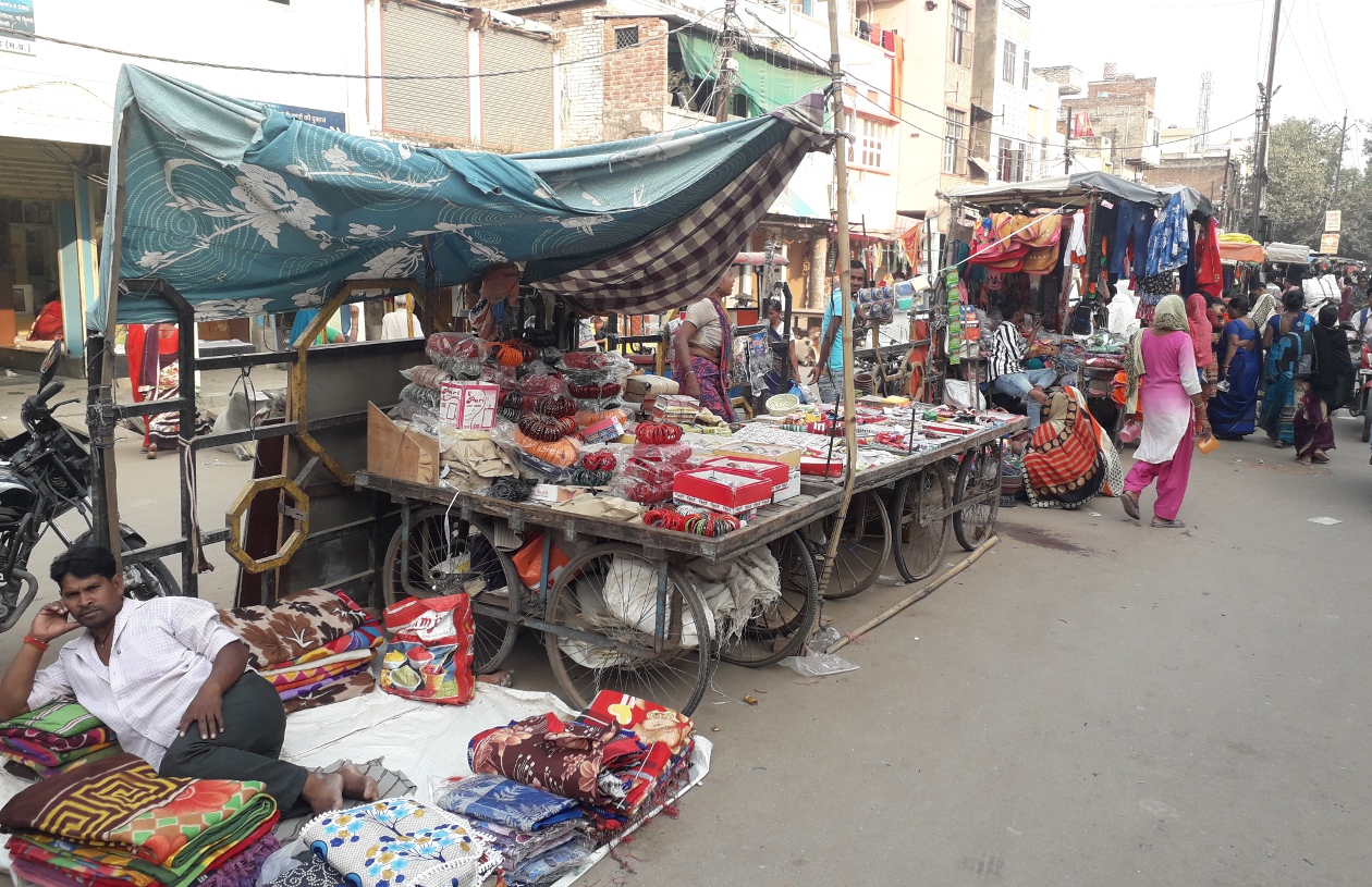 बाजार में पैर रखने की जगह नहीं और सूने पड़े हैं नपा के हॉकर्स जोन