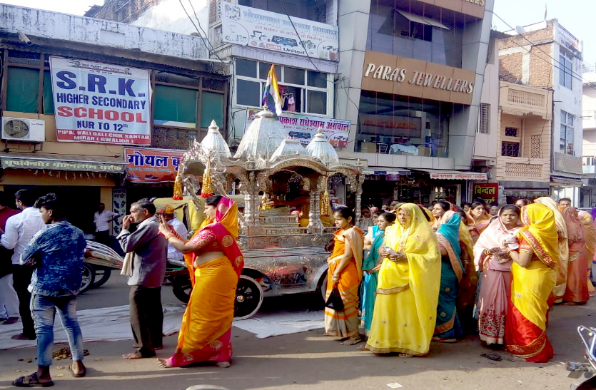 गाजे-बाजे के साथ निकली भगवान महावीर स्वामी की रथयात्रा