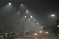 हवा में स्मॉग के कारण दिन में ही अंधेरा छाया