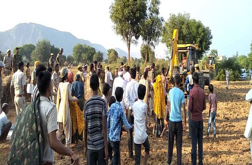 अतिक्रमण हटाने आए दस्ते को सुनाई खरी-खोटी, जेसीबी का शीशा तोड़ा