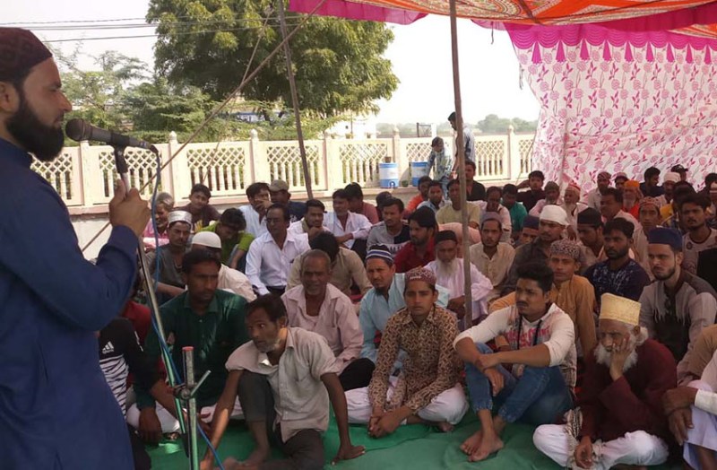 फेसबुक पर टिप्पणी करने पर आरोपी की गिरफ्तारी के लिए दिया धरना