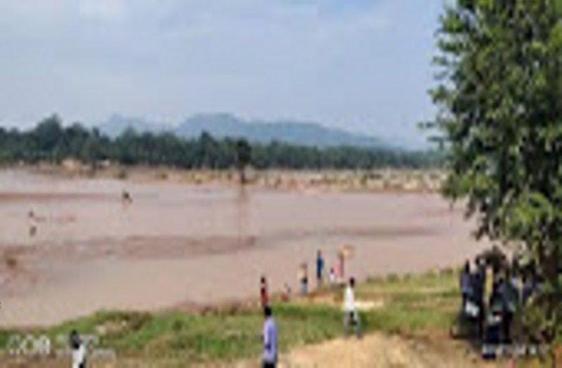 8 लोगों की सवारी वाला नाव तेज बहाव चट्टान से टकराकर पलटा, दो महिलाएं लापता, तलाश जारी