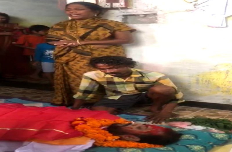 Video: जब CG लोकगायिका मां जवान बेटे के शव के सामने गाने लगी, चोला माटी के राम, नजारा देख हर कोई लगा रोने