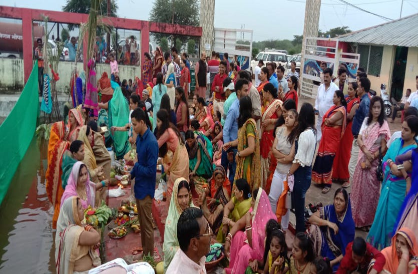 संतान की दीर्घायु के लिए सूर्य देव की आराधना का महापर्व धूमधाम से मनाया, स्वच्छता के लिए 151 दीपों का किया दान