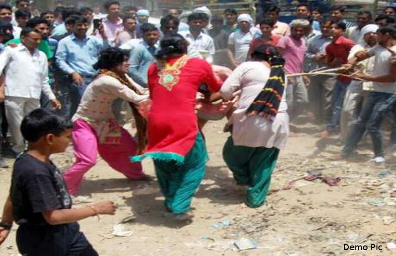 दिवाली की वसूली को लेकर दो किन्नर गुटों में जमकर चले लात - घूंसे