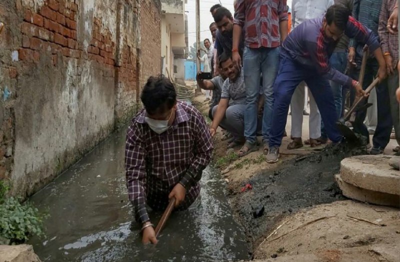 pradhuman singh tomar started cleaning by getting into the drain