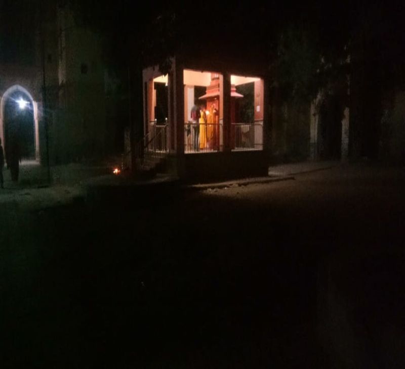 मंदिर में पशुओं का डेरा, हादसे का डर