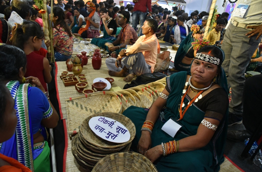 रायपुर : राज्योत्सव में उमड़ा जन सैलाब  : सूपा-चरहिया, कुम्हारी सामान की हो रही बिक्री