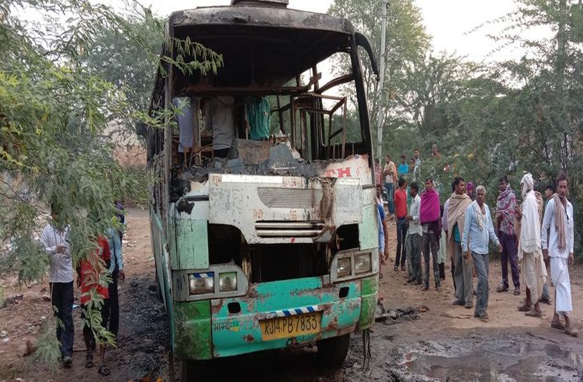 पावटा में खड़ी दो बसों में लगी आग, एक खाक