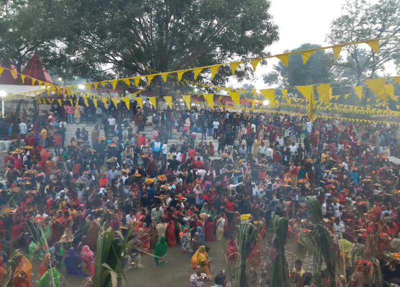 छठ पूजा में शामिल होने घाट पर गई महिला को लगा 1 लाख रुपए का झटका, कई महिलाएं भी हुईं शिकार