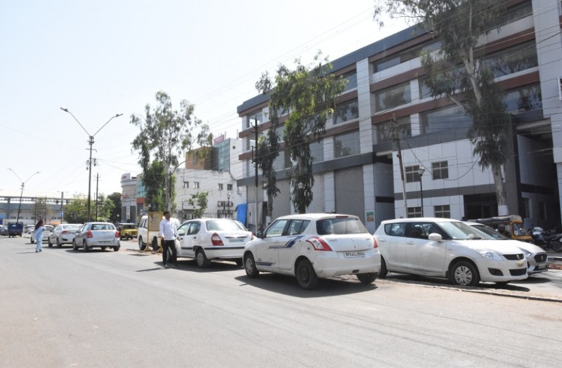 पार्किंग की पर्ची से नंबर गायब, शुल्क के बाद भी असुरक्षित वाहन