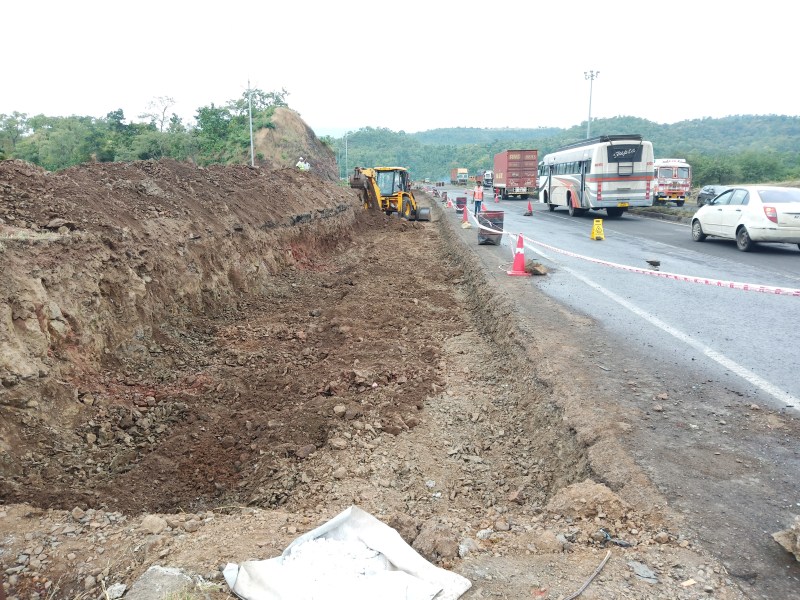 आखिर लाखों वसूलने वाली कंपनी जागी, भरने लगे गडढे,तैयार होने लगी अलग सड़क