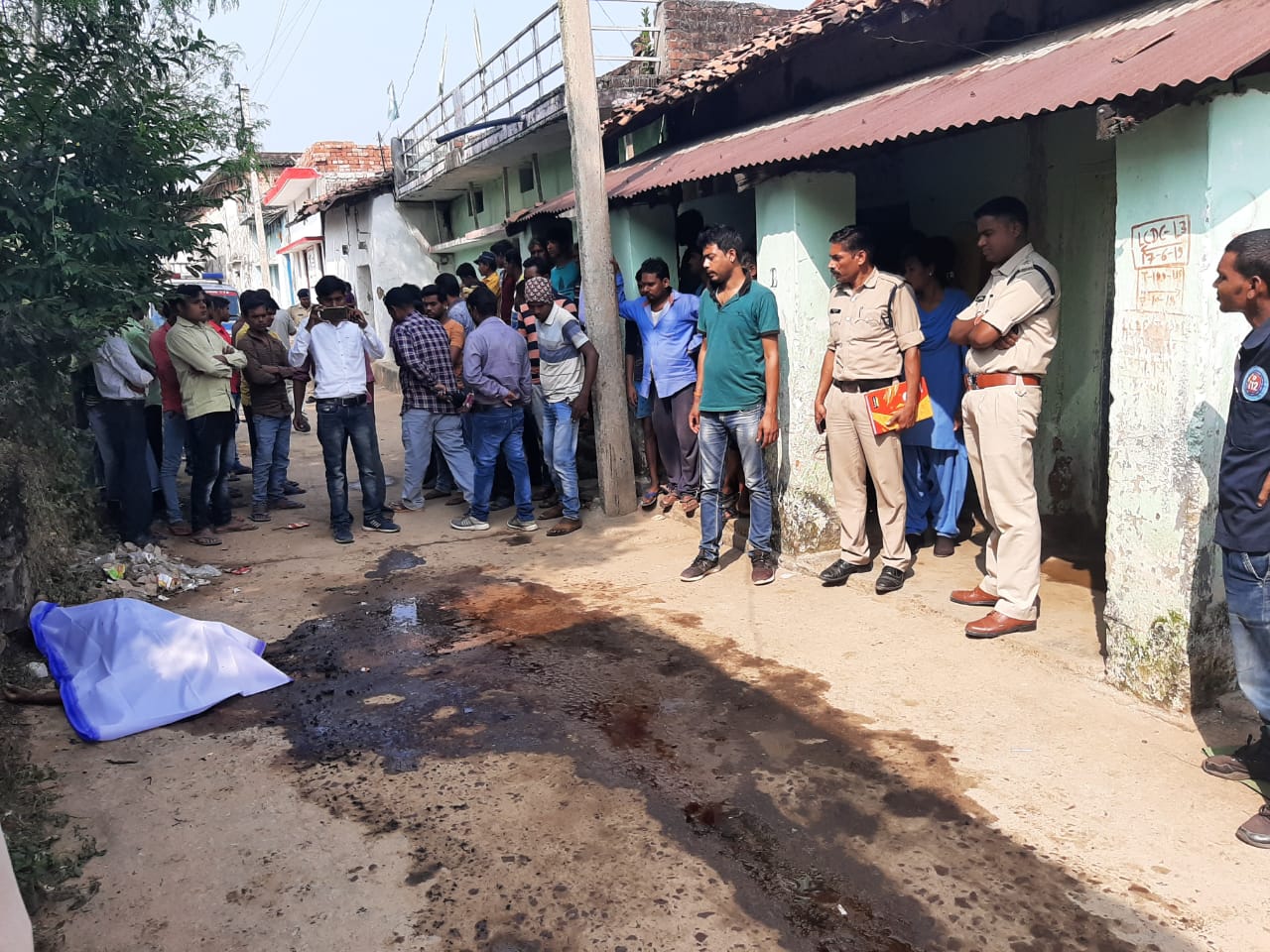 महिला पर पत्थर से किया ताबड़तोड़ हमला, फिर पेट्रोल छिड़ककर जिंदा जलाया, थाना पहुंच कर आरोपी ने किया आत्मसमर्पण, कहा...