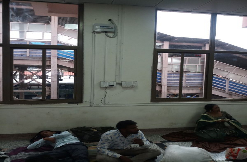 हेल्थ एटीएम व मोबाइल चार्जिंग कियोस्क अब तक इंस्टॉल नहीं कर सका रेलवे