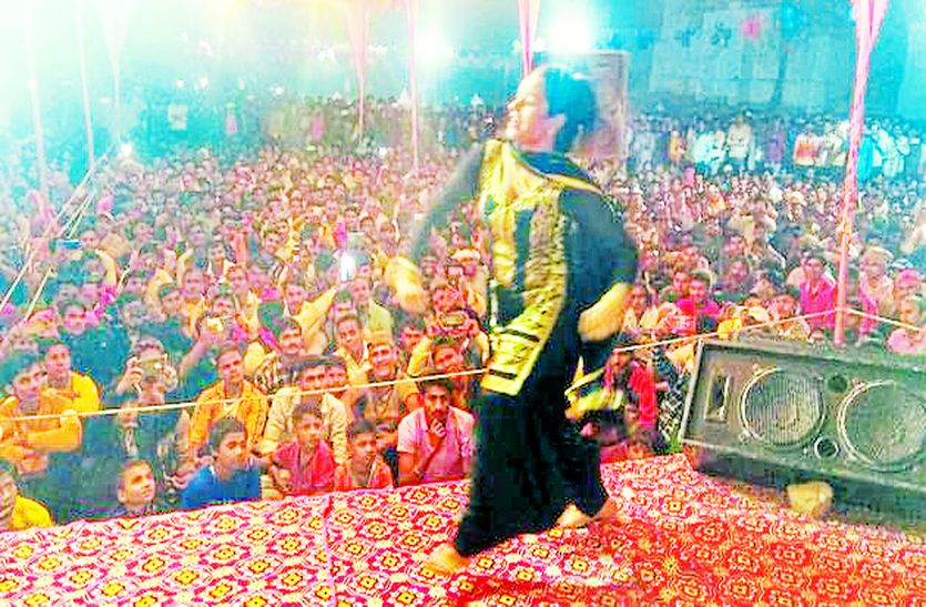 उपासना कर उदयाचल सूर्य की प्रथम किरण को दिया अघ्र्य