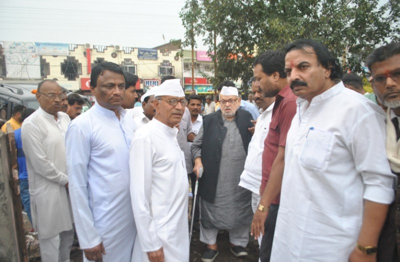 'चुल्लूभर पानी में डूब मरे जिला प्रशासन और नगर पालिका, अफसरों को खींचकर मारना चाहिएÓ