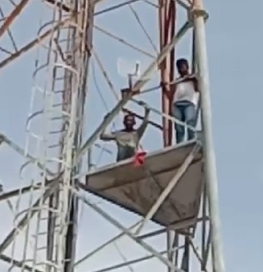 फलोदी के ढढू गाँव में टावर पर चढ़े युवक