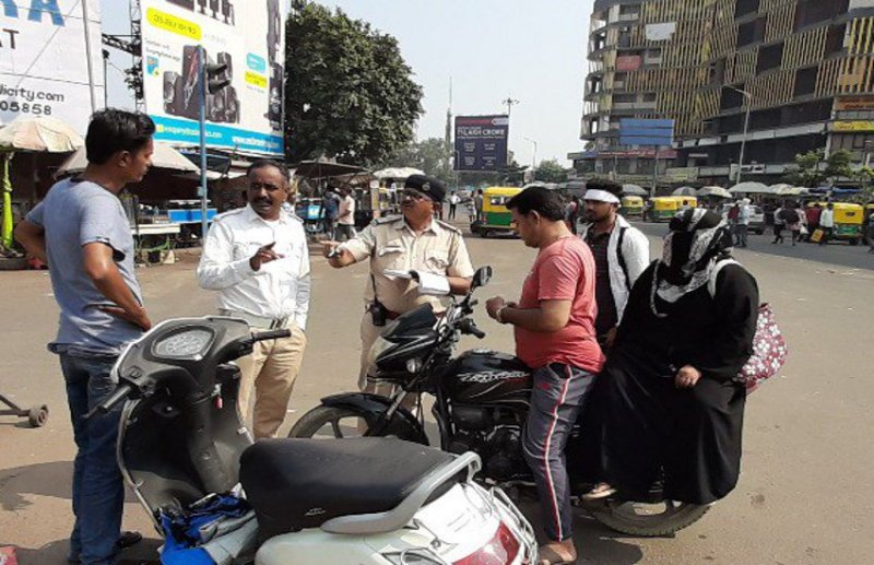 Ahmedabad News नए ट्रैफिक नियम हुए लागू, अहमदाबाद के लोगों ने दो दिन में ही हेलमेट नहीं पहनने के लिए भरा इतने लाख का अर्थदंड