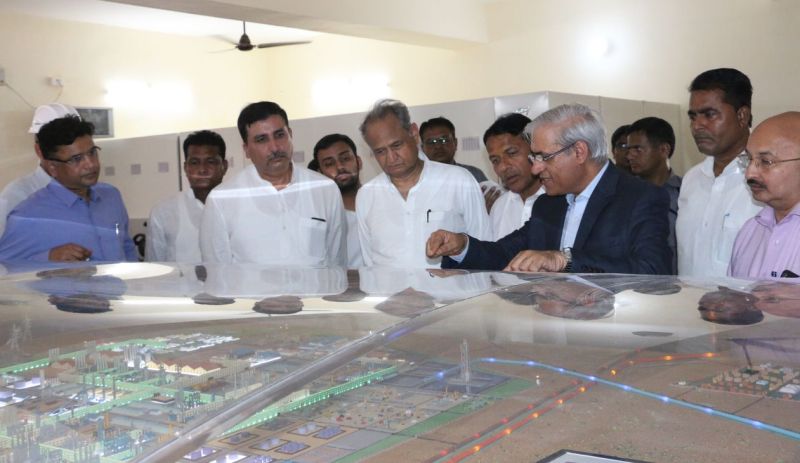 मुख्यमंत्री ने देखा 3 डी मॉडल, 02 घंटे रुके रिफाइनरी स्थल